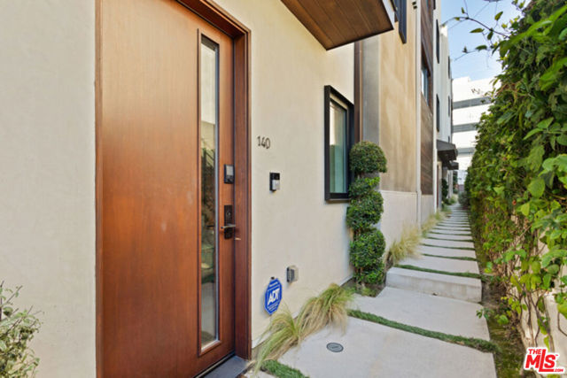 140 S Hayworth Avenue, Los Angeles CA: https://media.crmls.org/mediaz/9cbb55f6-f123-448b-a3d2-c45c166091e5.jpg