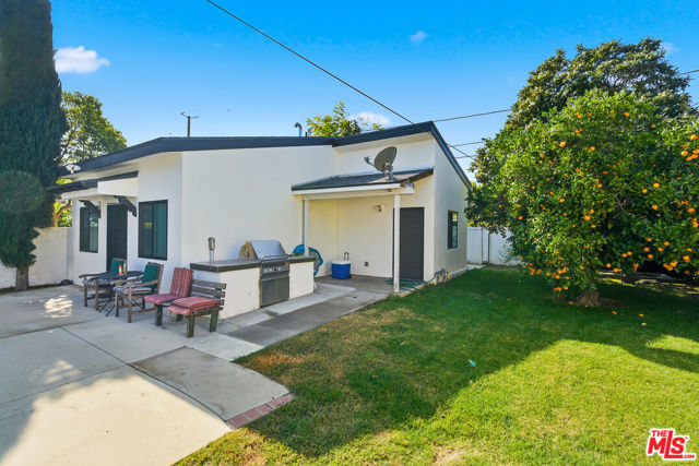 611 N Buena Vista Street, Burbank CA: https://media.crmls.org/mediaz/9cbba43b-863c-40ec-9136-f963c91a42cc.jpg