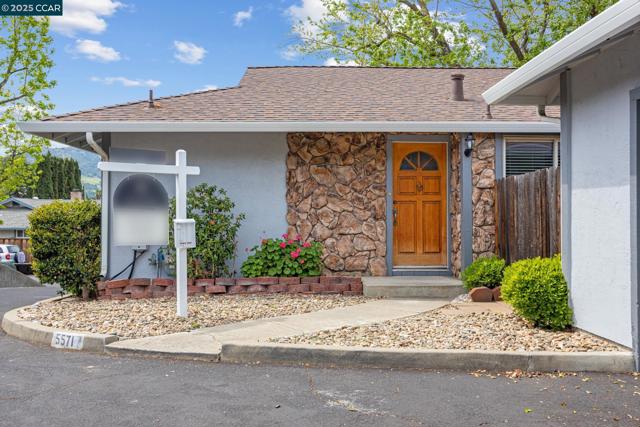 5571 Sepulveda Ct, Concord CA: https://media.crmls.org/mediaz/9cbd5b5c-b48c-4ed7-83de-2385d9758317.jpg