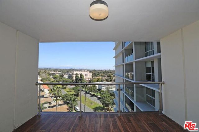 201 Ocean Avenue, Santa Monica CA: https://media.crmls.org/mediaz/9cbdce3d-f87f-4806-8e20-27f019612f4a.jpg
