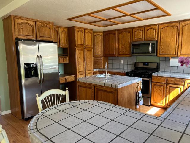 1298 Hersman Drive, Gilroy CA: https://media.crmls.org/mediaz/9cbe8c2b-88f9-4341-88f3-42cd57e82822.jpg