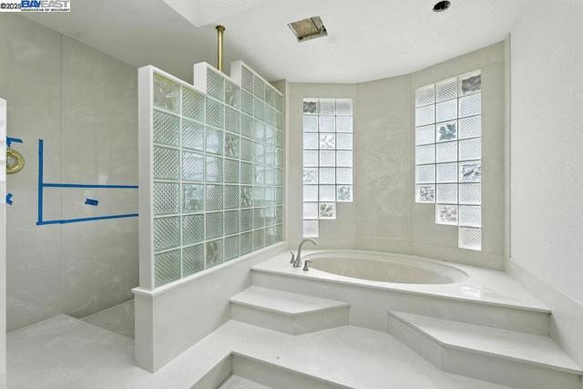 21798 Independent School Rd, Castro Valley CA: https://media.crmls.org/mediaz/9cbedf89-8f4c-4614-8def-525fd07fc3bf.jpg