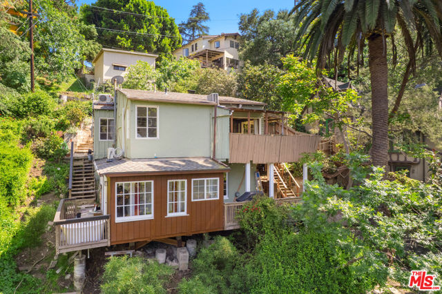 6933 Vanland Trail, Los Angeles CA: https://media.crmls.org/mediaz/9cbeed51-5501-4153-b4c3-a7ba72592a3f.jpg