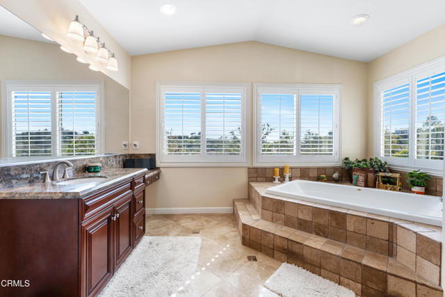 12428 Palmer Drive, Moorpark CA: https://media.crmls.org/mediaz/9cbf866f-65f5-441c-852f-b248106dd98d.jpg