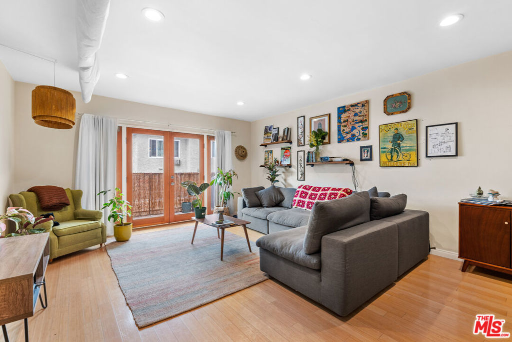 15344 Weddington Street 113, Sherman Oaks, CA 91411