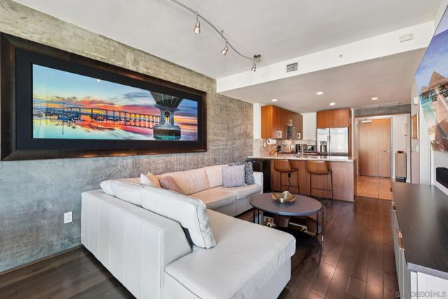 800 The Mark Ln, San Diego CA: https://media.crmls.org/mediaz/9cc0cec3-6e89-45a3-a8ef-2507519c1c3e.jpg