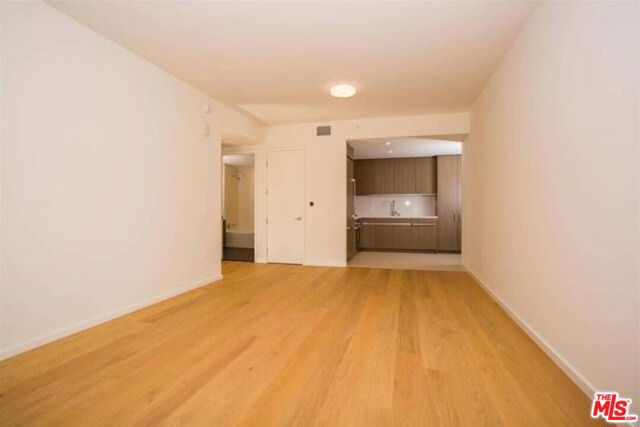 889 Francisco Street, Los Angeles CA: https://media.crmls.org/mediaz/9cc156ff-fc27-4eb4-8343-5782423975b3.jpg