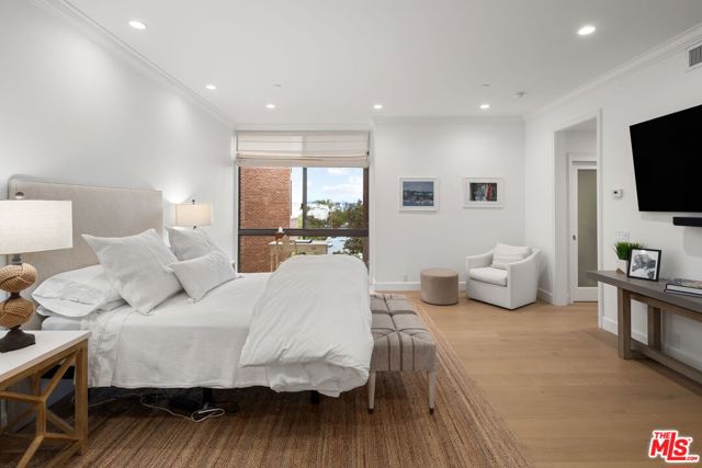 300 N Swall Drive, Beverly Hills CA: https://media.crmls.org/mediaz/9cc1b027-1a25-4099-b1e2-b278a91687cf.jpg