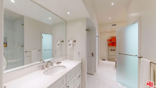 10120 Empyrean Way, Los Angeles CA: https://media.crmls.org/mediaz/9cc22f64-e7b6-4715-8bb0-3ea447bc9a0f.jpg