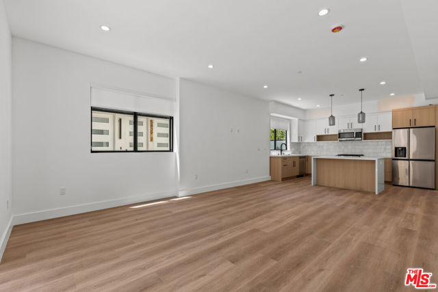 5841 Kester Avenue, Van Nuys CA: https://media.crmls.org/mediaz/9cc241e7-21f6-498c-a45d-b4b12e14cd68.jpg
