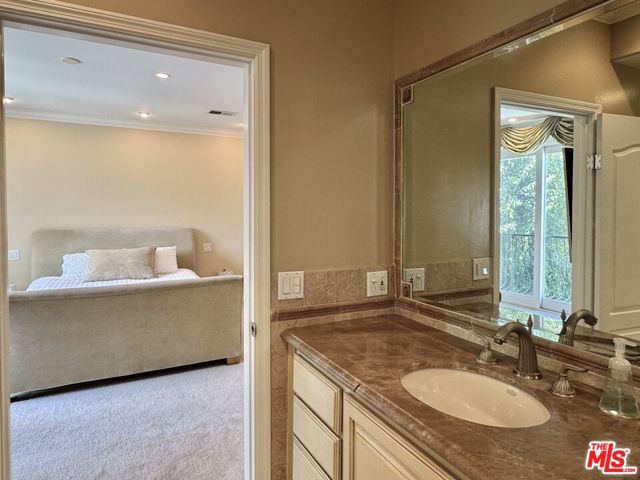 458 S Clark Drive, Beverly Hills CA: https://media.crmls.org/mediaz/9cc249c7-6046-4655-93a1-f45e3376eb28.jpg