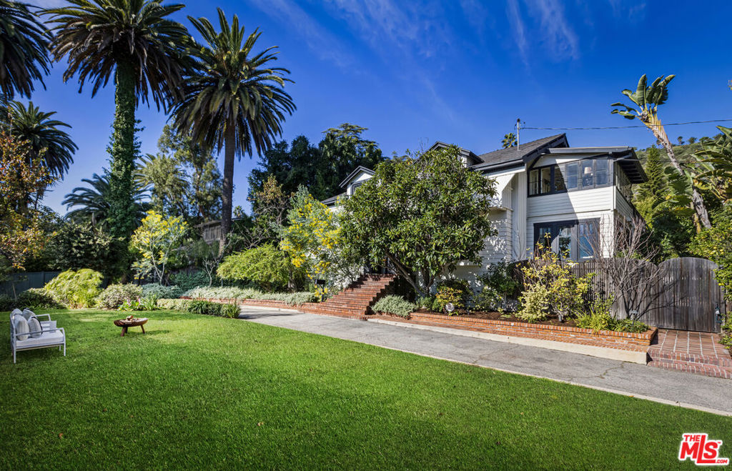 2004 La Brea Terrace