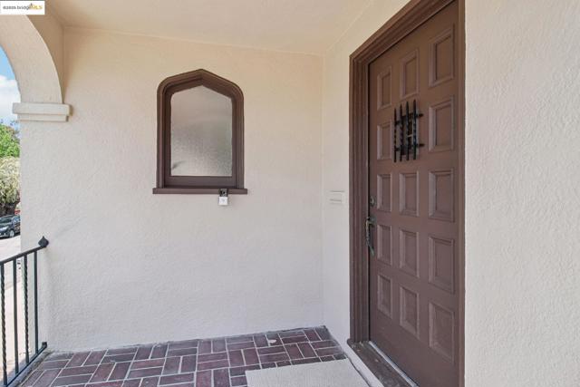 2900 Sheffield Ave, Oakland CA: https://media.crmls.org/mediaz/9cc41489-9353-424c-8a19-b5332401f2ef.jpg