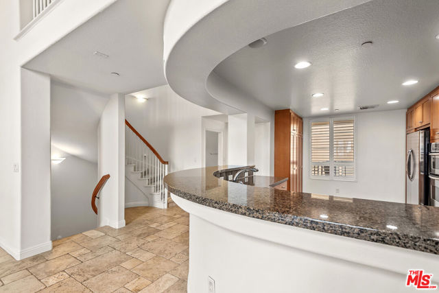 5831 Seawalk Drive, Playa Vista CA: https://media.crmls.org/mediaz/9cc422d1-b44a-40b1-9b5d-ae399c76545f.jpg