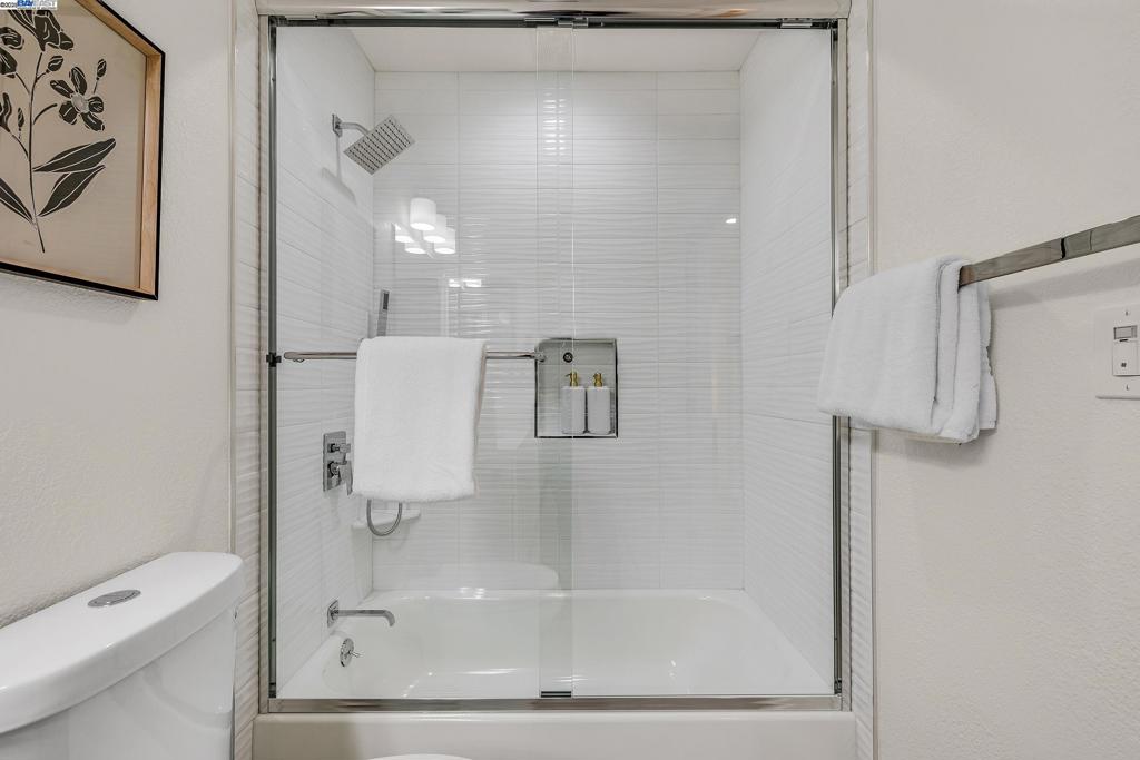 https://media.crmls.org/mediaz/9cc5fb8b-2fd6-4c3c-8f7a-0c33a55a8f89.jpg?preset=X-Large