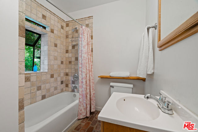 21550 Summit Trail, Topanga CA: https://media.crmls.org/mediaz/9cc69bee-7e99-4a61-8c74-494c02af7e25.jpg