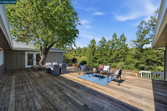 102 Hillcrest Dr, Orinda CA: https://media.crmls.org/mediaz/9cc6a55c-3ea6-4101-a251-7858b0d087a0.jpg