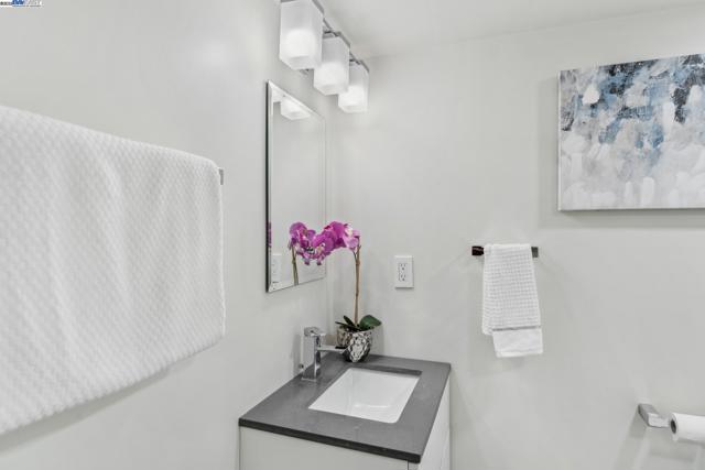 1827 Moreland Dr, Alameda CA: https://media.crmls.org/mediaz/9cc6e328-b924-4dca-b0d2-909f76f33e3a.jpg