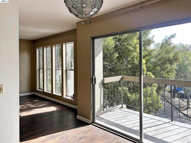 5335 Broadway Terrace, Oakland CA: https://media.crmls.org/mediaz/9cc6e475-d07d-4611-ab2d-3d2be57bd45a.jpg