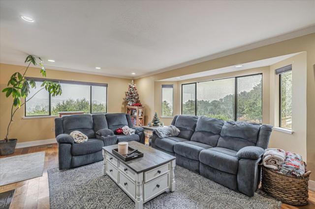 4 Harris Hill Drive, Novato CA: https://media.crmls.org/mediaz/9cc9dc85-28ce-4157-97d8-de72d82ca786.jpg