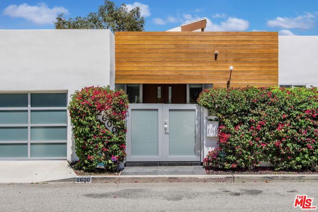 2600 Carman Crest Drive, Los Angeles CA: https://media.crmls.org/mediaz/9cca410f-beda-4fea-a573-c3c95b2d6976.jpg