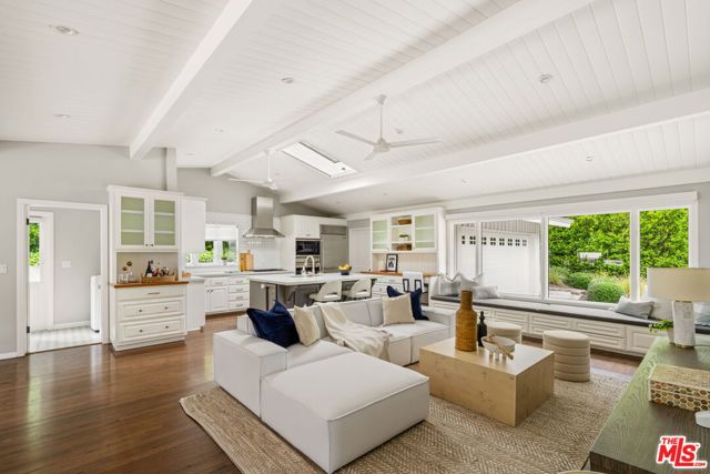 4071 Mandeville Canyon Road, Los Angeles CA: https://media.crmls.org/mediaz/9ccb167f-d242-459e-a94f-d96046e1d07a.jpg