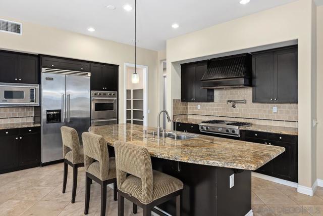 1833 Corte Galeana, Chula Vista CA: https://media.crmls.org/mediaz/9ccbe428-4dfc-4a76-adb3-bda56e81fb13.jpg