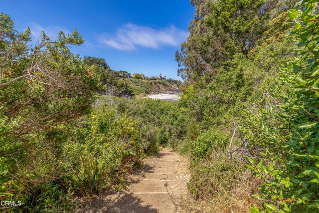 16920 Ocean Drive, Fort Bragg CA: https://media.crmls.org/mediaz/9ccd7c18-ba59-4bbf-9633-354852b0c8dd.jpg