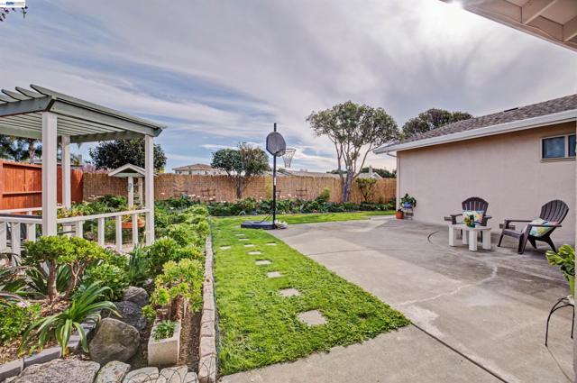 6364 Honeysuckle Dr, Newark CA: https://media.crmls.org/mediaz/9ccd831b-e738-454e-b679-31d52b10aff5.jpg