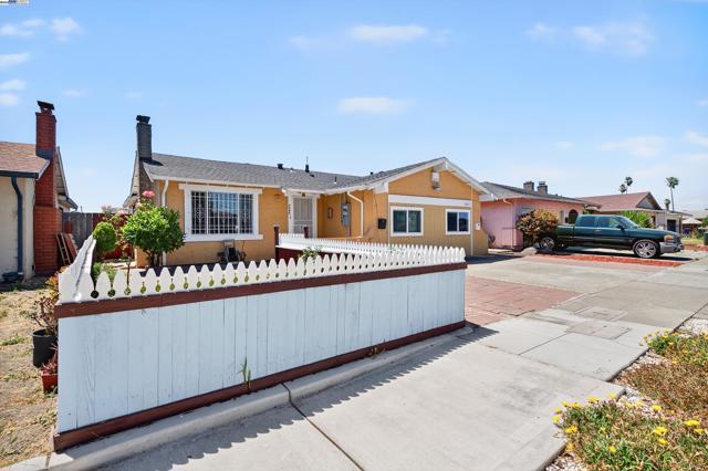 4300 Berk Ave, Richmond CA: https://media.crmls.org/mediaz/9ccdb28c-eb18-46a7-94c0-b02e1967fd6f.jpg