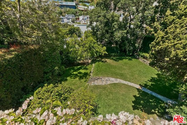 1591 Sunset Plaza Drive, Los Angeles CA: https://media.crmls.org/mediaz/9ccdef97-96a3-48b9-8b8b-a2c7f84fcbc4.jpg