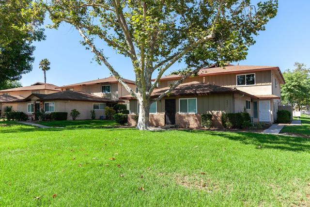 8842 Mission Vega Ct, Santee CA: https://media.crmls.org/mediaz/9cce3a88-40cc-43fd-8b6d-a39ebf960465.jpg