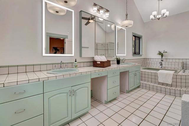 4232 Arden Way, San Diego CA: https://media.crmls.org/mediaz/9ccea62a-13d6-4d9c-92a4-b6d5a14087fd.jpg