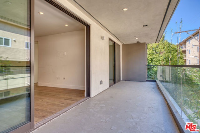 411 S Hamel Road, Los Angeles CA: https://media.crmls.org/mediaz/9ccf157b-efc8-40ee-bd1c-1d1a13f52309.jpg