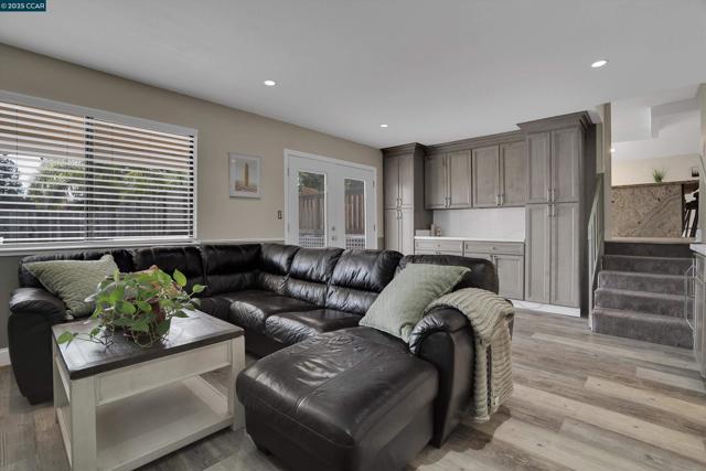 1274 Maywood Ln, Martinez CA: https://media.crmls.org/mediaz/9ccf53e0-0a1f-4be6-9827-60275e8b7bef.jpg