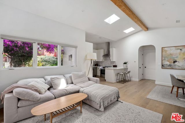 4148 S Chase Avenue, Los Angeles CA: https://media.crmls.org/mediaz/9ccf9aef-540e-4f6e-9b26-e83200b7d4d6.jpg