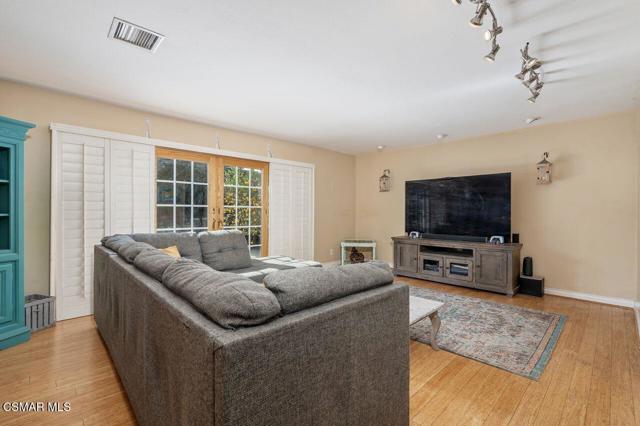 1076 Calle Contento, Thousand Oaks CA: https://media.crmls.org/mediaz/9ccfc507-952d-47ab-9798-ea7cd934975a.jpg