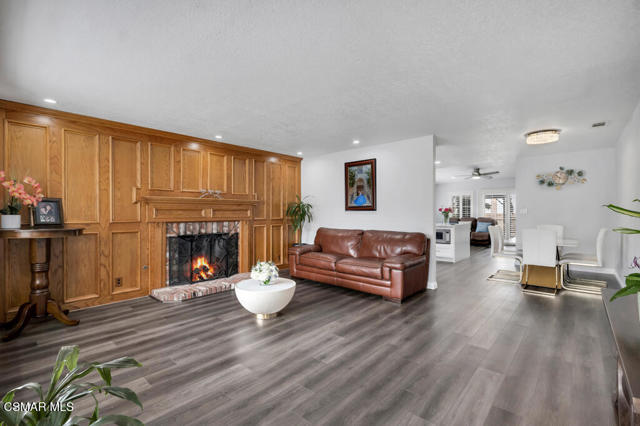 6211 Anastasia Street, Simi Valley CA: https://media.crmls.org/mediaz/9cd08c7d-3487-42ba-b46c-c09154d30077.jpg