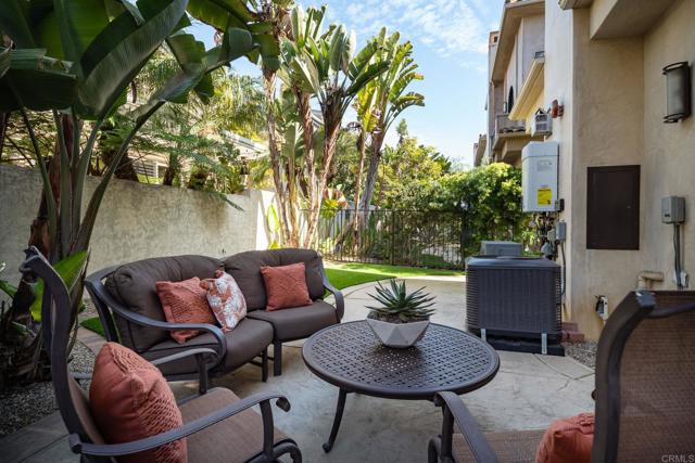 238 Date Ave, Carlsbad CA: https://media.crmls.org/mediaz/9cd53553-6b6a-458d-a8af-7259db9386f8.jpg