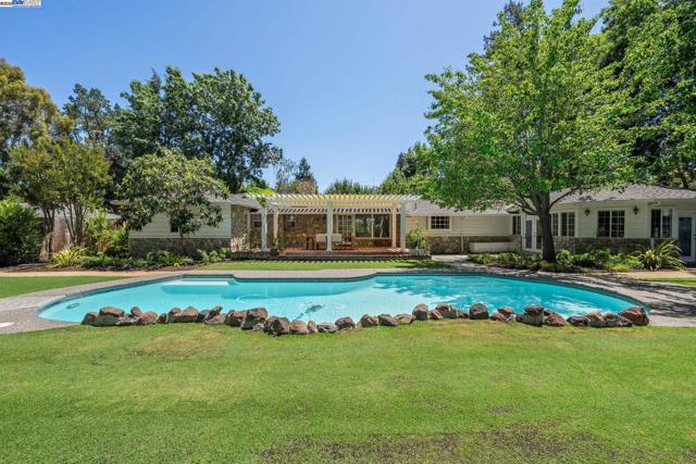 55 Cora Ct, Walnut Creek CA: https://media.crmls.org/mediaz/9cd5eccc-ffbd-4503-974d-be443af67cd6.jpg