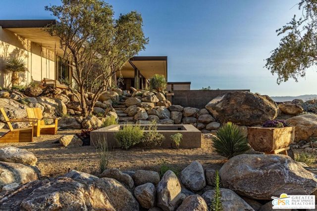 2215 Vista Distancia Court, Palm Springs, CA 92262