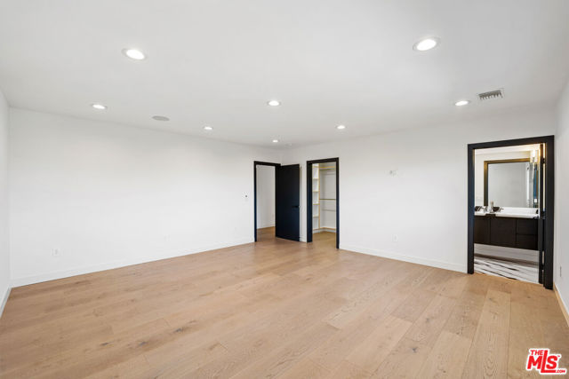 19536 Wells Drive, Tarzana CA: https://media.crmls.org/mediaz/9cd8e62a-44ec-4634-978d-1ff4bc0a17dd.jpg