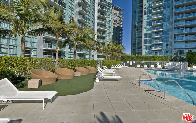 13700 Marina Pointe Drive, Marina del Rey CA: https://media.crmls.org/mediaz/9cd951aa-286a-4711-8d29-dc38e70c7ba8.jpg