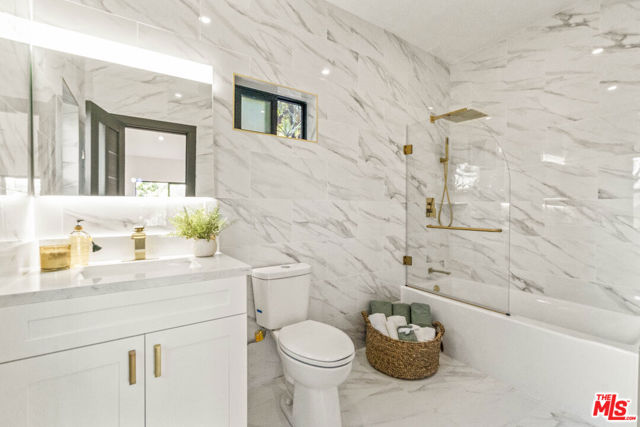 2315 Loma Vista Place, Los Angeles CA: https://media.crmls.org/mediaz/9cd9e9dd-371b-4b09-9803-89bbb4965e9f.jpg