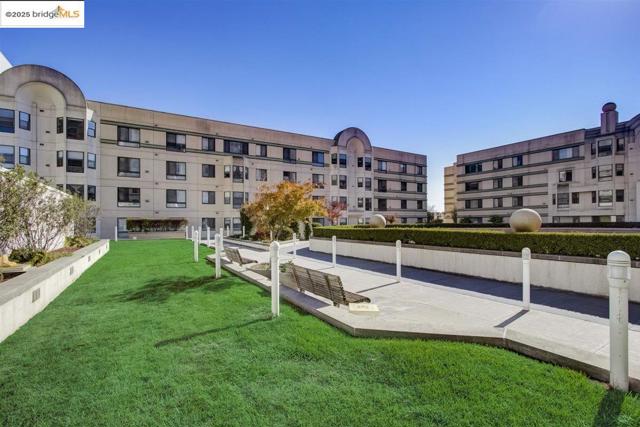 989 Webster Street, Oakland CA: https://media.crmls.org/mediaz/9cd9ffb6-ea49-40a6-971b-207f0fd18f87.jpg