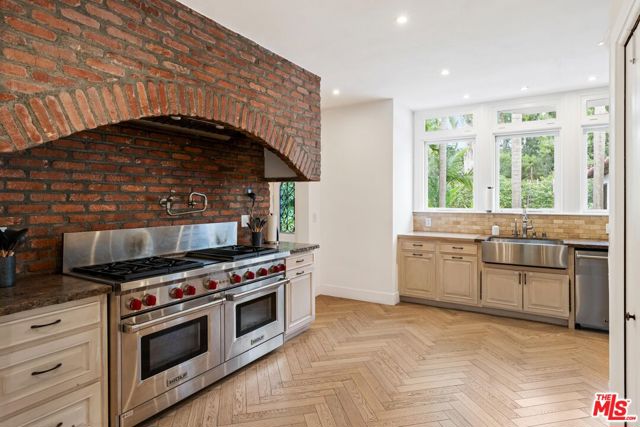 9451 Sunset Boulevard, Beverly Hills CA: https://media.crmls.org/mediaz/9cda220b-d039-40c3-909f-55785cbd7a5d.jpg