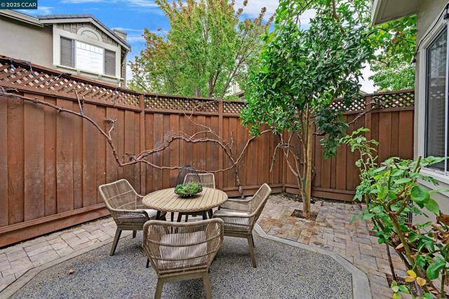 422 Sutton Cir, Danville CA: https://media.crmls.org/mediaz/9cdb0b03-03a7-4ee8-8f2c-b8bcee641c11.jpg