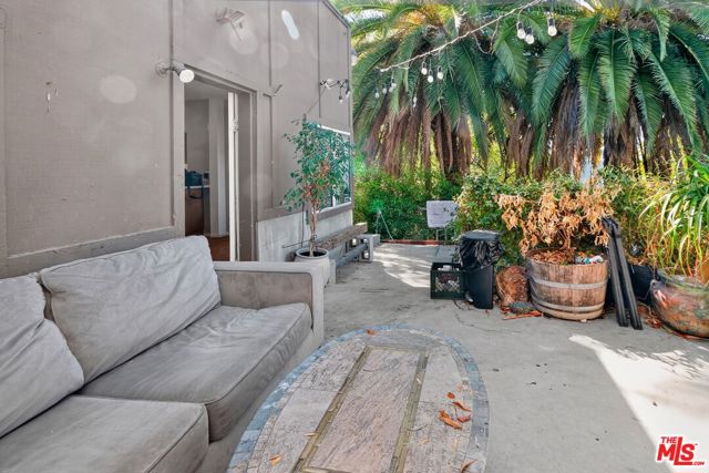 11154 Ventura Boulevard, Studio City CA: https://media.crmls.org/mediaz/9cdb2b78-03c2-4cd0-bed6-251097ffcc34.jpg