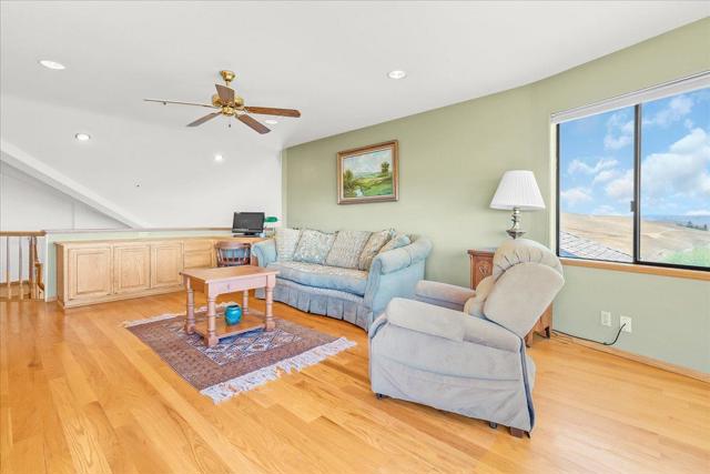 275 Nicholson Drive, Hollister CA: https://media.crmls.org/mediaz/9cdcf609-65eb-437b-967b-0e1331fd73fd.jpg