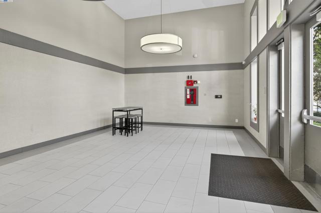 400 Davis St, San Leandro CA: https://media.crmls.org/mediaz/9cdd7246-72ab-4c87-bbba-273286bc1ff6.jpg